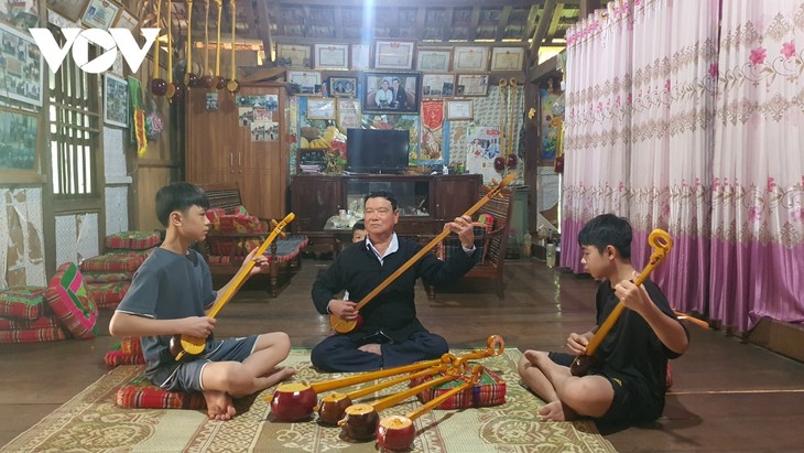 Son La artisan passionate about preserving Tinh traditional musical instrument - ảnh 1