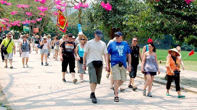 Vietnam aims to welcome 13 million foreign tourists in 2023 - ảnh 1