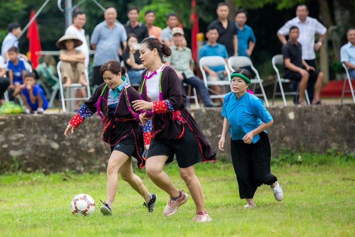 Ethnic women play football in skirts in mountainous market - ảnh 2