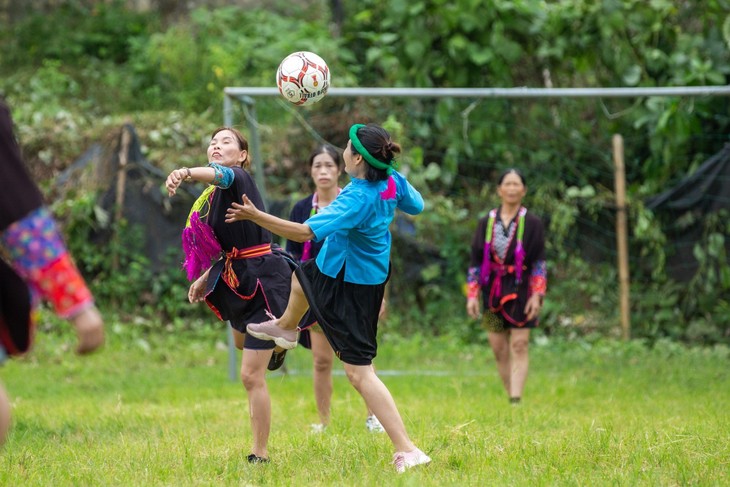 Ethnic women play football in skirts in mountainous market - ảnh 3