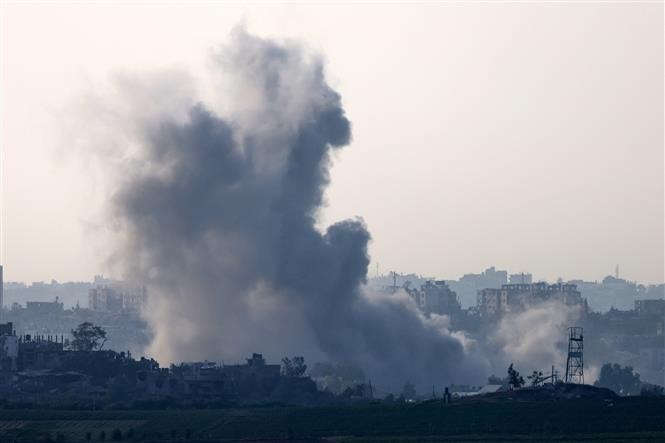 Israel continues to strike targets in Gaza strip, UN urges for delivery of humanitarian aids - ảnh 1