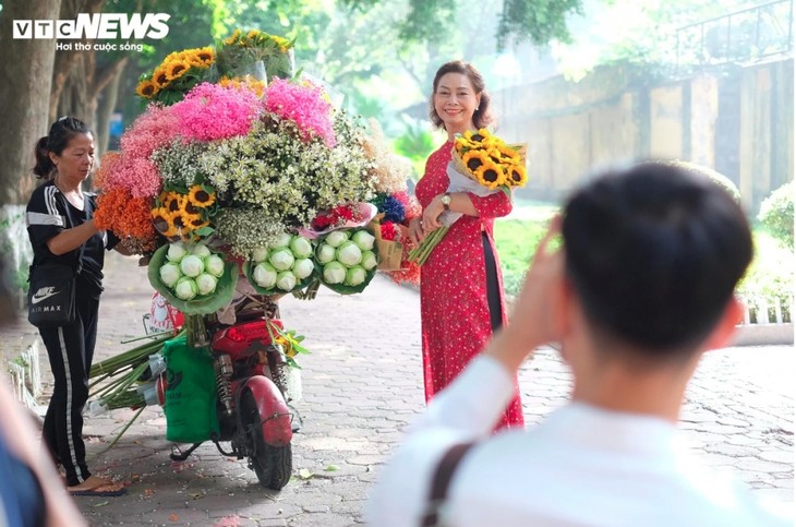 Hanoi streets dotted with daisies as winter approaches - ảnh 3