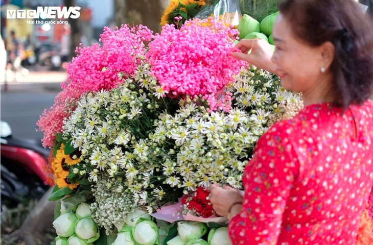 Hanoi streets dotted with daisies as winter approaches - ảnh 8