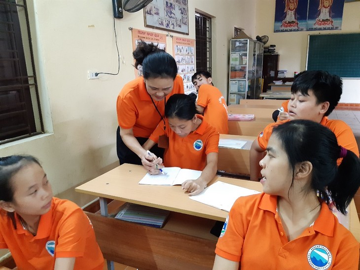 Hanoi teacher provides free classes for disabled children for 20 years - ảnh 1