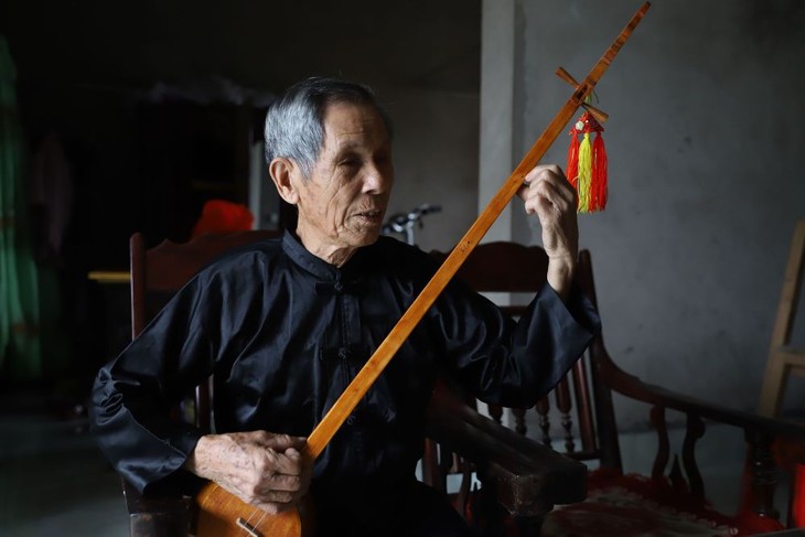 85-year-old artisan preserves Tinh musical instrument making craft - ảnh 1