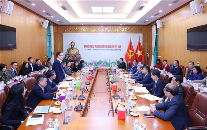 Party official meets new heads of representative agencies abroad - ảnh 1