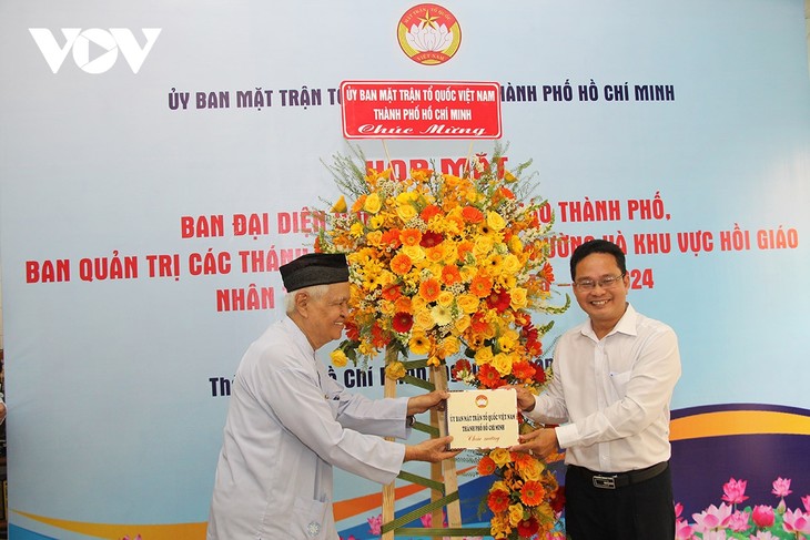 Muslim community in HCM City congratulated on Ramadan month - ảnh 1