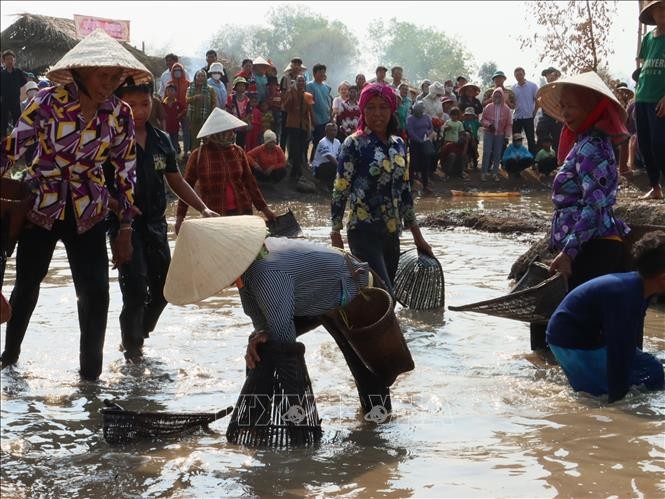 Khmer people celebrate unique Pha Bau cultural festival  - ảnh 1