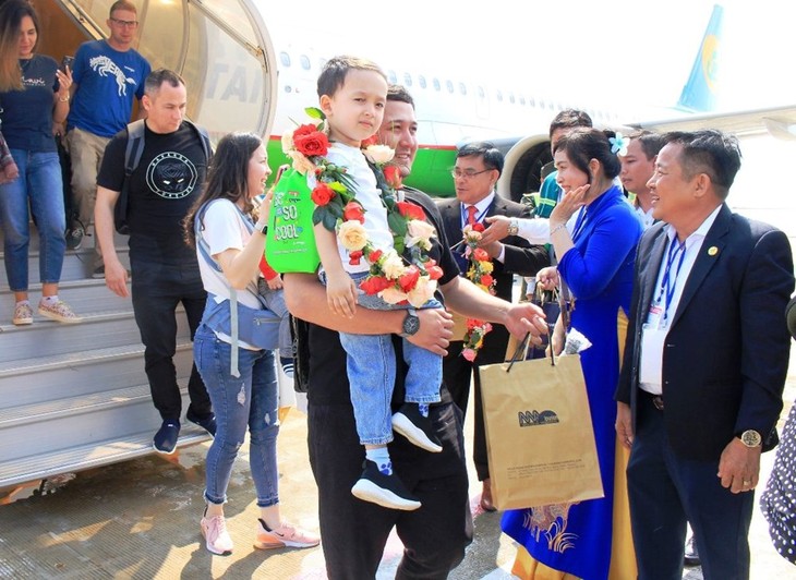 Khanh Hoa welcomes first flight with Uzbek tourists onboard in 2024 - ảnh 1