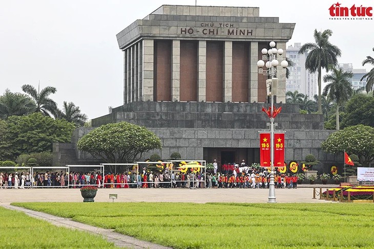 32,000 people visit Ho Chi Minh Mausoleum on weekend  - ảnh 1