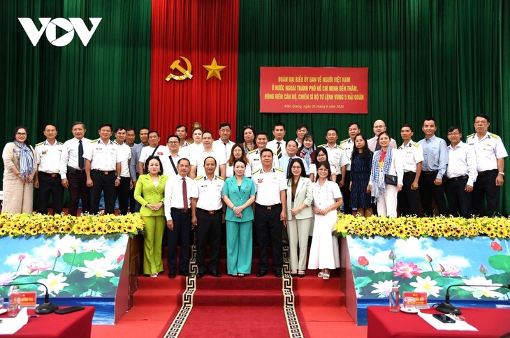 Overseas Vietnamese visit their homeland's seas and islands - ảnh 1