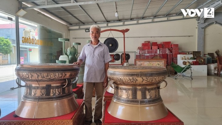 Emeritus artisan steadfast to traditional bronze casting craft - ảnh 1