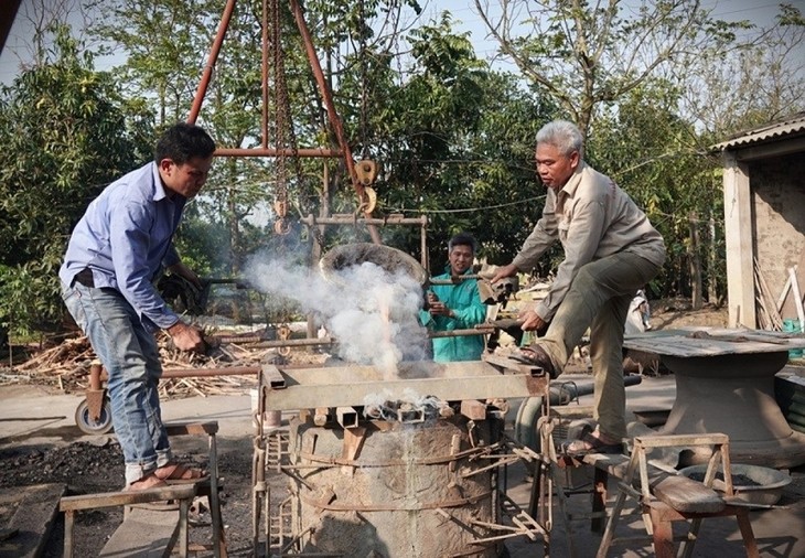 Emeritus artisan steadfast to traditional bronze casting craft - ảnh 2