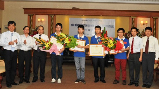 Bộ Giáo dục và Đào tạo thưởng  Đoàn Olympic Tin học Việt Nam - ảnh 1