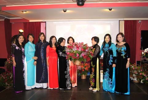 Lễ Kỷ niệm 10 năm ngày thành lập Hội phụ nữ Việt Nam tại Ba Lan - ảnh 6