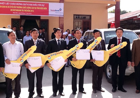 VietinBank trao 5 xe cứu thương tặng tỉnh Điện Biên - ảnh 1