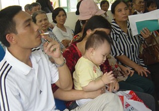 Mỗi năm Việt Nam có hơn 40.000 người chết vì các căn bệnh do hút thuốc gây ra - ảnh 1