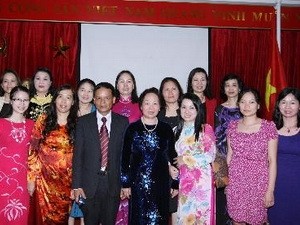 Phó chủ tịch nước Nguyễn Thị Doan gặp gỡ đại diện cộng đồng Việt Nam tại Malaysia - ảnh 1