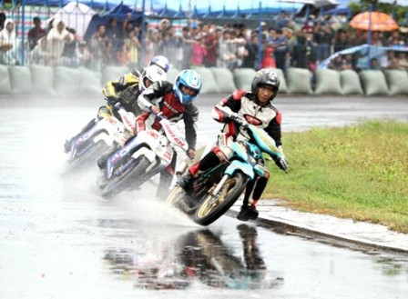Gần 100 tay đua dự giải đua xe mô tô toàn quốc 2013 tại Bình Dương  - ảnh 1