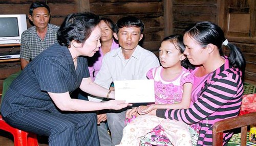 Học sinh nghèo các tỉnh miền Trung được trao học bổng “Cùng em đến trường”  - ảnh 1