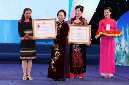 15 tập thể và cá nhân nhận Giải thưởng phụ nữ Việt Nam năm 2013  - ảnh 1