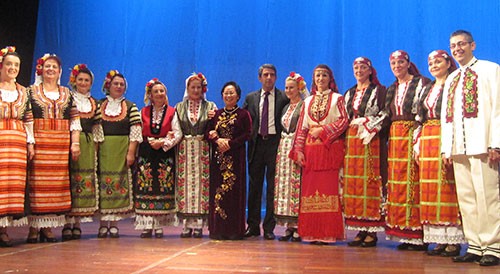 Tổng thống Bulgaria gặp gỡ, giao lưu văn hóa tại Hà Nội  - ảnh 1