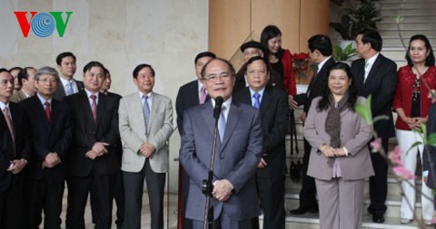 Chủ tịch Quốc hội Nguyễn Sinh Hùng đề cao trách nhiệm đưa Hiến pháp vào cuộc sống - ảnh 1