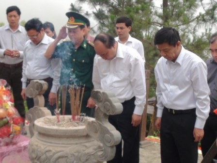 Phó Thủ tướng Nguyễn Xuân Phúc dâng hương viếng mộ Đại tướng Võ Nguyên Giáp  - ảnh 1
