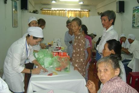 Hội chữ thập đỏ TPHCM triển khai hoạt động từ thiện hỗ trợ người nghèo - ảnh 1