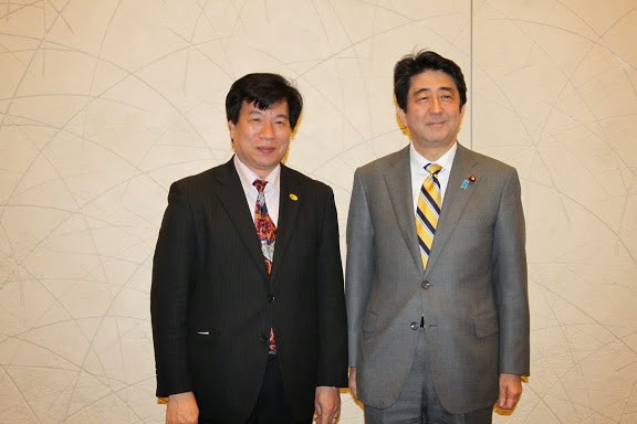 Bộ trưởng Bộ Ngoại giao Nhật Bản trao tặng Bằng khen cho Chủ tịch danh dự Hội cựu lưu học sinh VN - ảnh 1