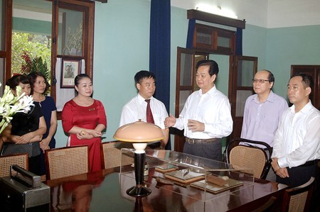  Thủ tướng Nguyễn Tấn Dũng dâng hương tưởng niệm Chủ tịch Hồ Chí Minh - ảnh 1