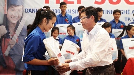 Trao học bổng “Tiếp sức đến trường” cho 130 tân sinh viên vượt khó, học giỏi của 4 tỉnh Bắc Trung bộ - ảnh 1