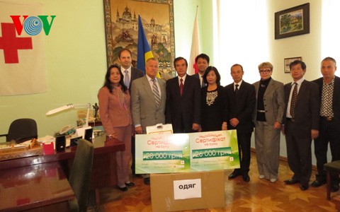 Hội người Việt Nam tại Kiev trao quà cứu trợ cho Hội Chữ thập đỏ Ukraine - ảnh 1