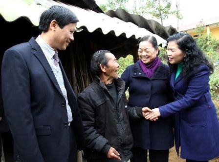 Trưởng Ban Dân vận Trung ương Hà Thị Khiết thăm, tặng quà gia đình chính sách tỉnh Lai Châu - ảnh 1
