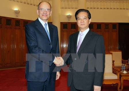Thủ tướng Nguyễn Tấn Dũng tiếp cựu Thủ tướng Italia Enrico Letta và Đoàn Hội Hữu nghị Hàn - Việt - ảnh 1