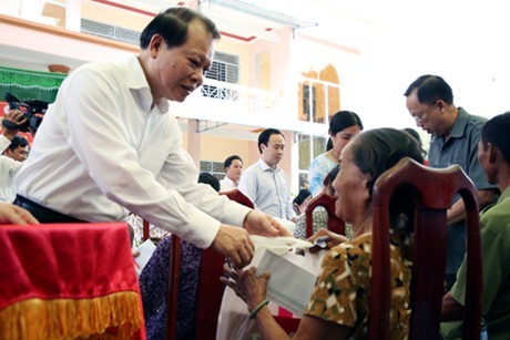 Lãnh đạo Đảng, Nhà nước thăm, tặng quà Tết các hộ nghèo, gia đình chính sách - ảnh 1