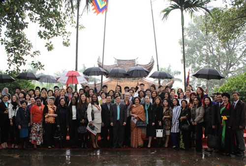 Giao lưu nữ Đại sứ các nước công tác tại Việt Nam  - ảnh 1
