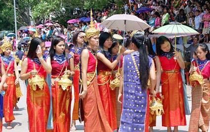 Tưng bừng vui Tết cổ truyền Bun Pi May 2015 của Lào   - ảnh 1