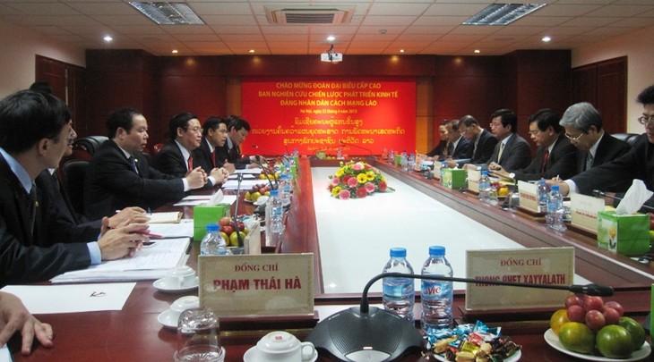 Thường trực Ban Bí thư Lê Hồng Anh tiếp Đoàn Ban nghiên cứu chiến lược phát triển kinh tế TW  Lào - ảnh 1