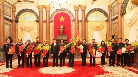 Chủ tịch nước Trương Tấn Sang trao quyết định bổ nhiệm kiểm sát viên  - ảnh 1