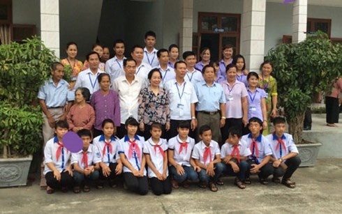 Phó Chủ tịch nước Nguyễn Thị Doan thăm, tặng quà Trung tâm công tác xã hội tỉnh Hòa Bình  - ảnh 1