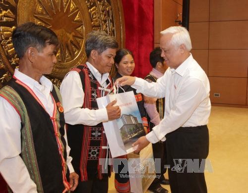 Phó Chủ tịch Quốc hội Uông Chu Lưu tiếp Đoàn đại biểu người có uy tín trong đồng bào DT thiểu số - ảnh 1