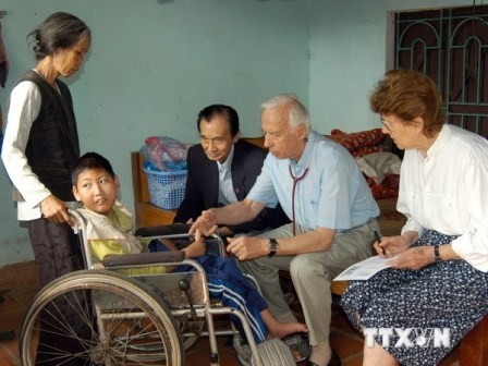 Đoàn bác sỹ tình nguyện Mỹ khám chữa bệnh cho 3.500 người nghèo tỉnh Cao Bằng  - ảnh 1