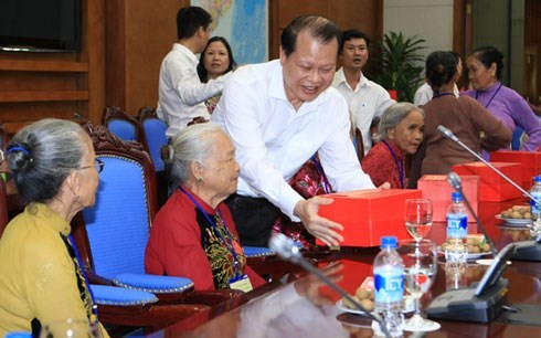 Phó Thủ tướng Vũ Văn Ninh tiếp Đoàn đại biểu người có công với cách mạng tỉnh Hậu Giang  - ảnh 1