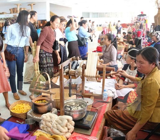 Việt Nam tham dự Hội chợ hàng thủ công mỹ nghệ Lào 2015 - ảnh 1