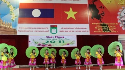Mittinh kỷ niệm ngày Nhà giáo Việt Nam 20/11 tại Trường song ngữ Lào - Việt Nam Nguyễn Du  - ảnh 1