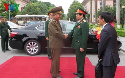 Bộ trưởng Bộ Quốc phòng Việt Nam hội đàm với Bộ trưởng Bộ các Lực lượng vũ trang nhân dân Triều Tiên - ảnh 1