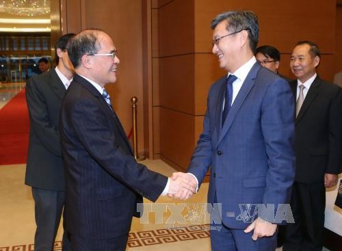 Chủ tịch Quốc hội Nguyễn Sinh Hùng tiếp Đại sứ Lào  - ảnh 1
