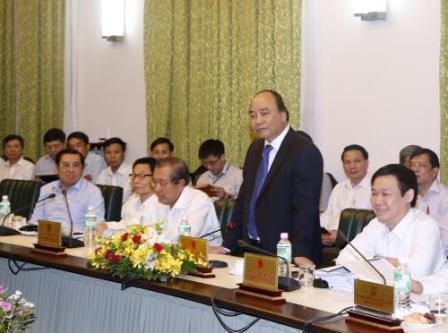 Thủ tướng Nguyễn Xuân Phúc họp với các thành viên Chính phủ gỡ khó cho doanh nghiệp - ảnh 1