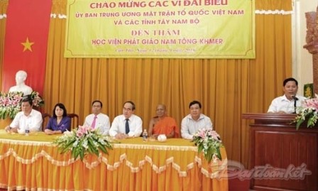 Chủ tịch Ủy ban Mặt trận Tổ quốc Việt Nam Nguyễn Thiện Nhân thăm Học viện Phật giáo Nam tông Khmer - ảnh 1